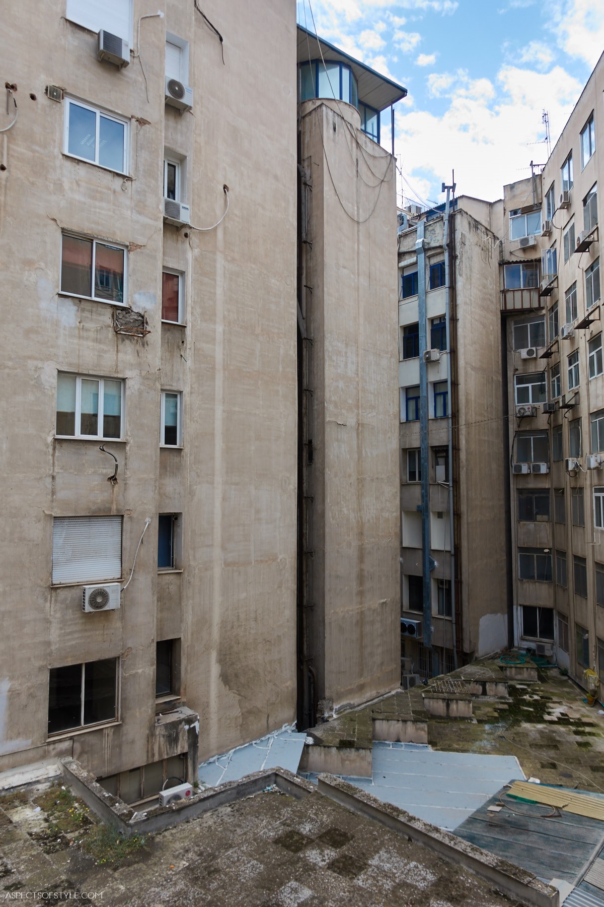 Anatoli arcade rooftop off Klathmonos square