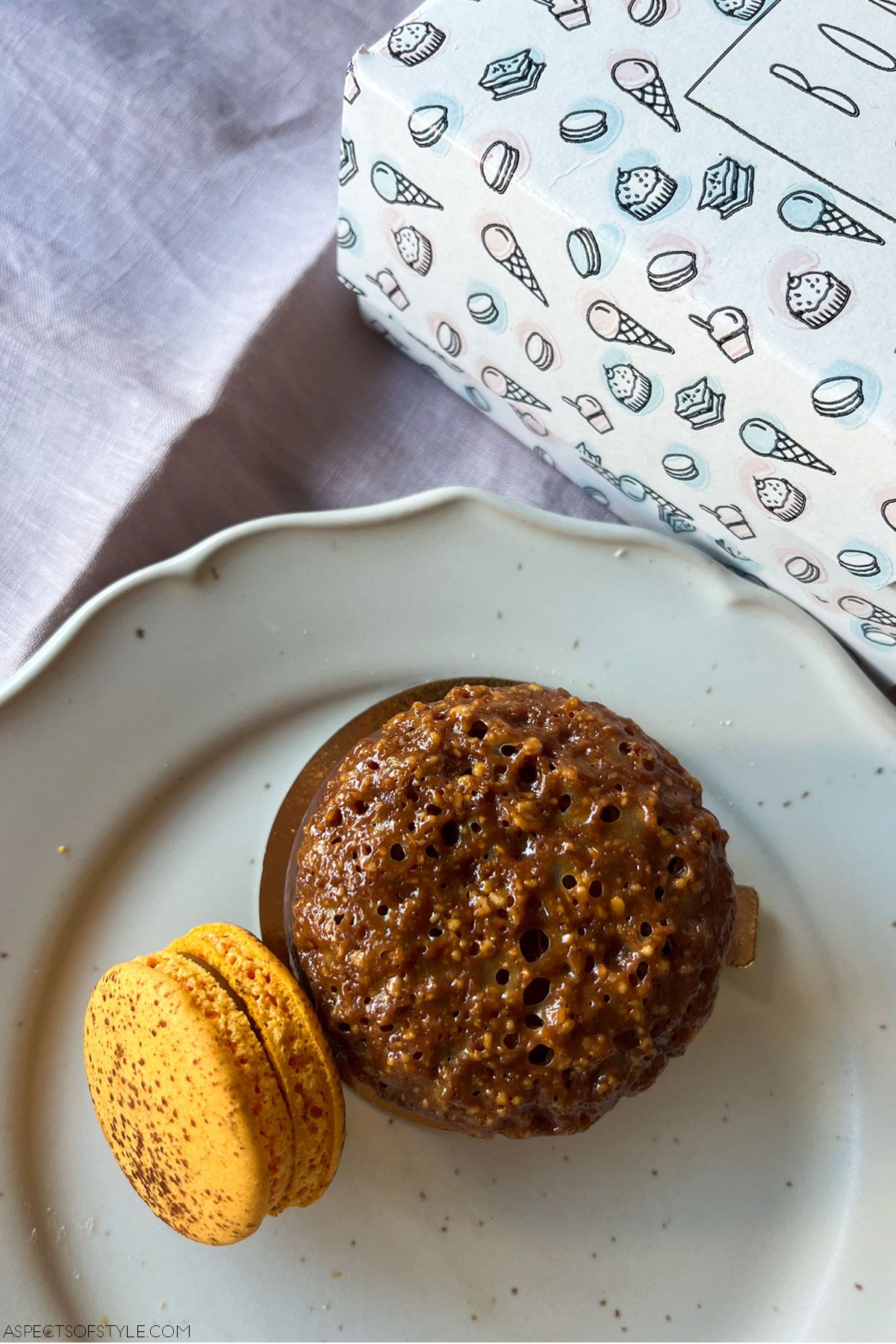 Milk chocolate sphere and macaron, Bon Bon Fait Maison